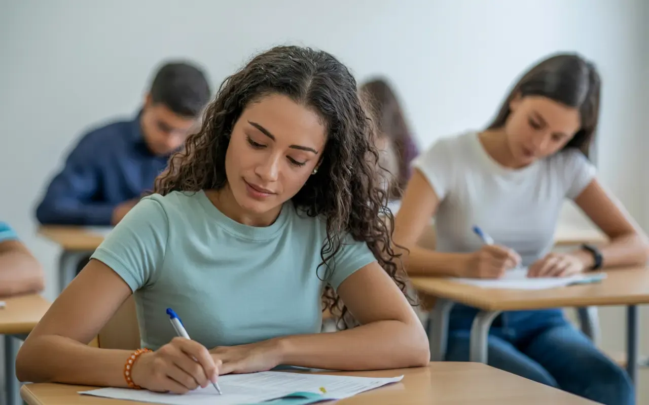 Estudiantes presentando un examen internacional