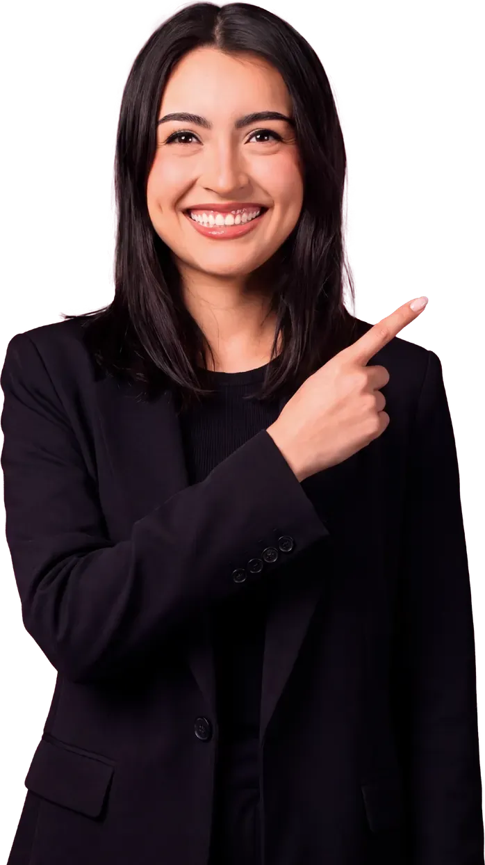 Estudiante sonriente señalando la promoción