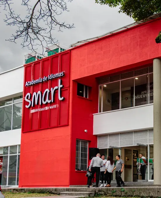 Fachada roja de una sede Smart Academia de Idiomas