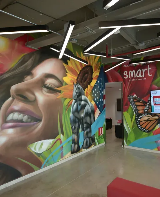 Mural artístico en una sede Smart