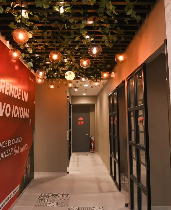Pasillo de una sede Smart con techo de plantas y luces