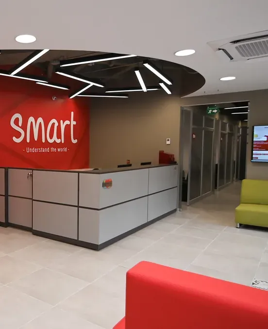 Recepción de una sede Smart con el logo en la pared