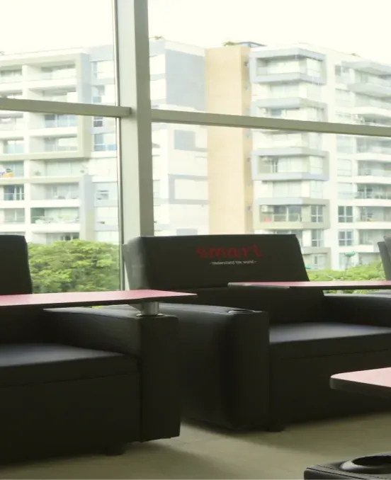 Sala de estudio con sillones frente a un ventanal