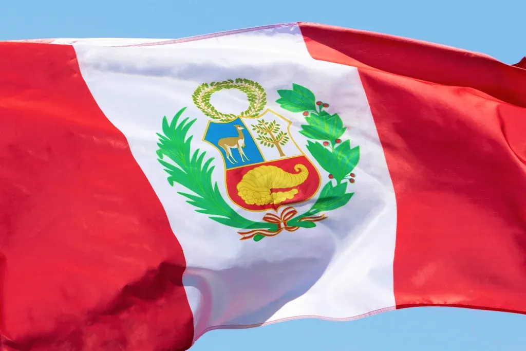 Bandera del Perú ondeando