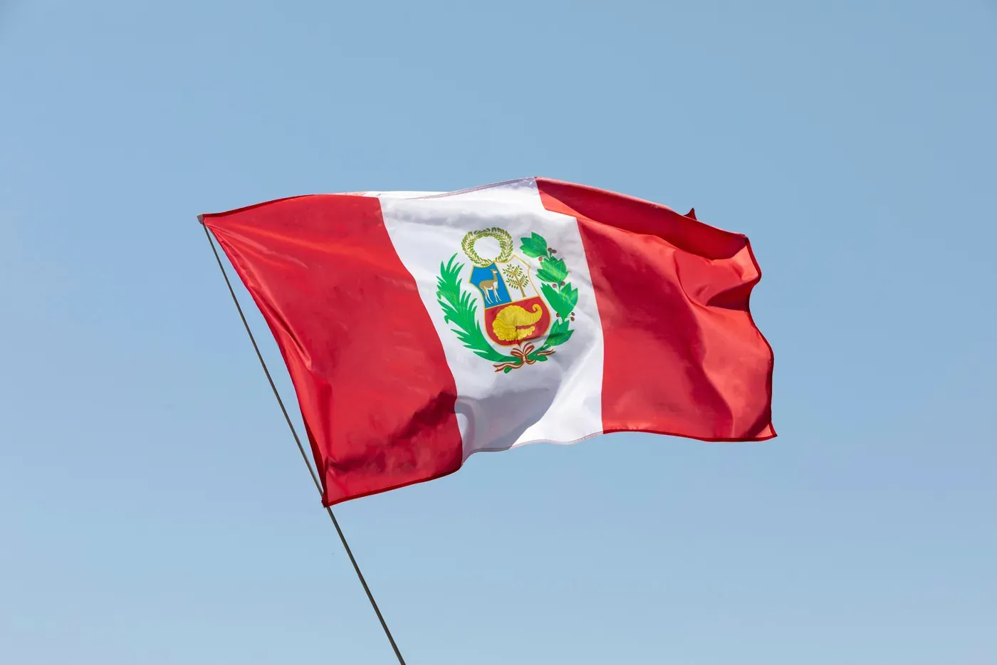 Bandera del Perú ondeando